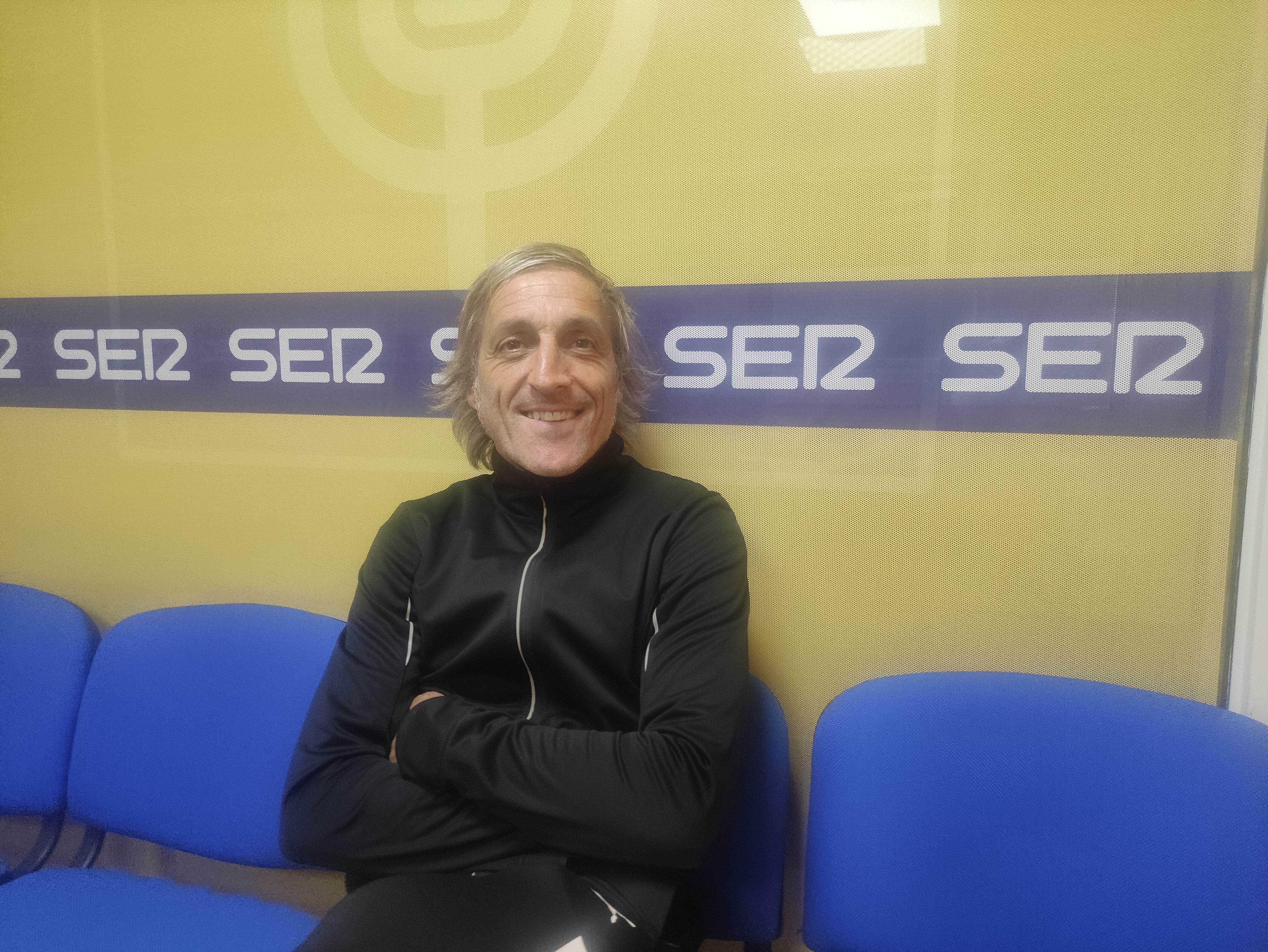 En los estudios de la Cadena SER Almería donde se realizó la entrevista. Isidro conoció la radio por dentro y se quedó maravillado.