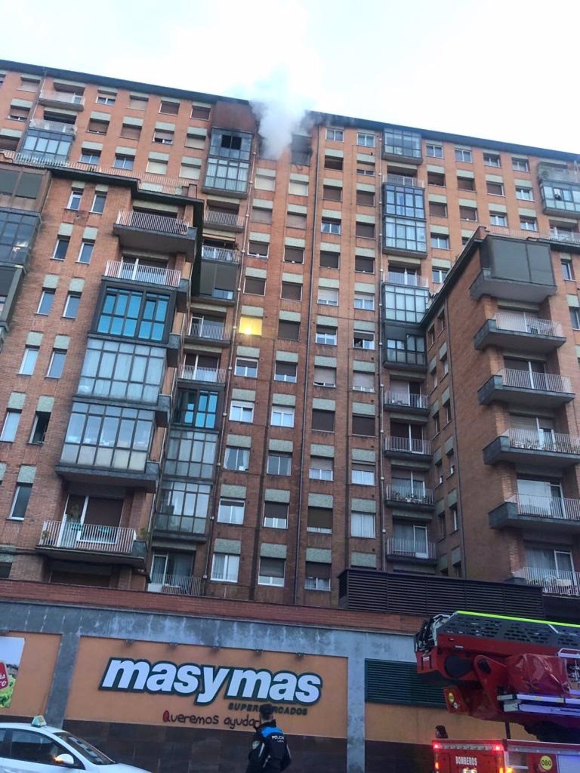 Los Bomberos han movilizado cuatro dotaciones para tratar de sofocar las llamas.