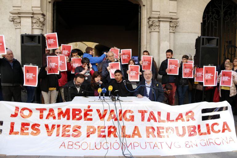 Imatge de la concentració en solidaritat amb l&#039;investigat per ocupar les vies de l&#039;AVE el 8 de novembre passat