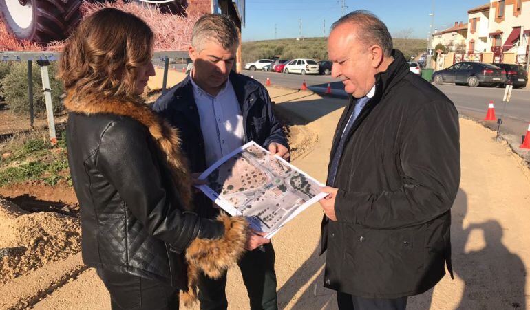 Concejal y empresarios en la glorieta reformada