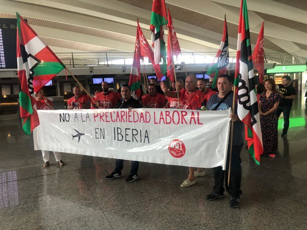 Concentración de trabajadores de Iberia en el Aeropuerto de Bilbao 
 