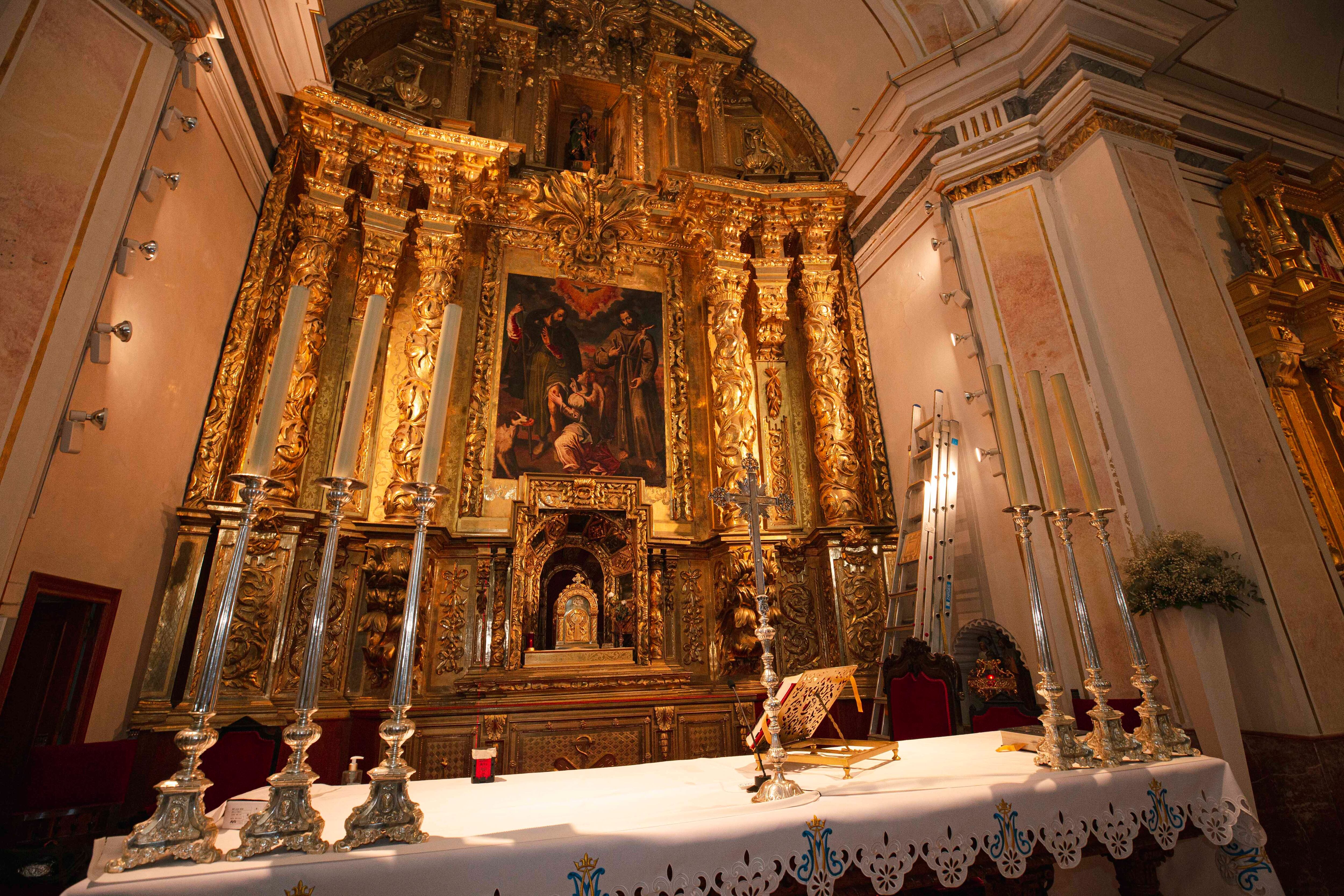 El retablo de la iglesia de Sant Roc de Gandiaestá datado en la primera mitad del siglo XVII y pertenece al taller de Jerónimo Jacinto Espinosa.