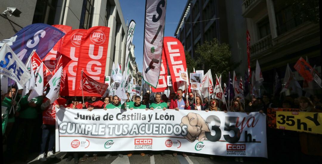 Los sindicatos CSIF, UGT y CCOO se concentran frente a la delegación territorial de la Junta en Valladolid para exigir al Ejecutivo la implantación de las 35 horas semanales.