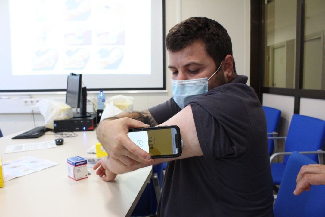 Un pacient amb el sensor per monitoritzar la glucosa