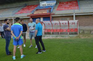 El míster conoció a alguno de sus jugadores. En la foto con Josito (de espaldas), Marcos, Ángel Encinar y Rober.