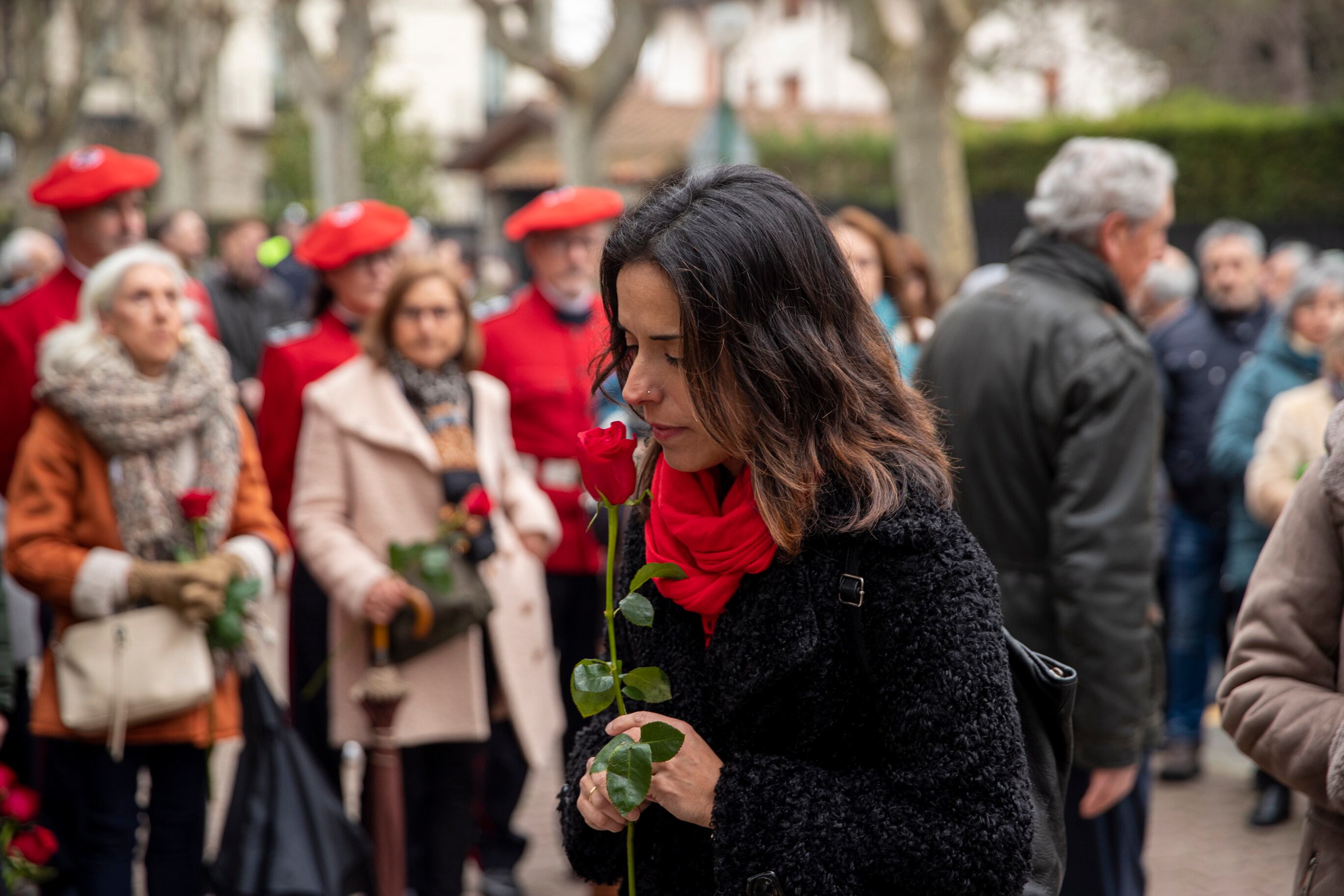 Una de las hijas de Fernando Buesa, Sara, deposita una rosa durante la ofrenda floral en el monolito de los Jardines de la Libertad de Vitoria