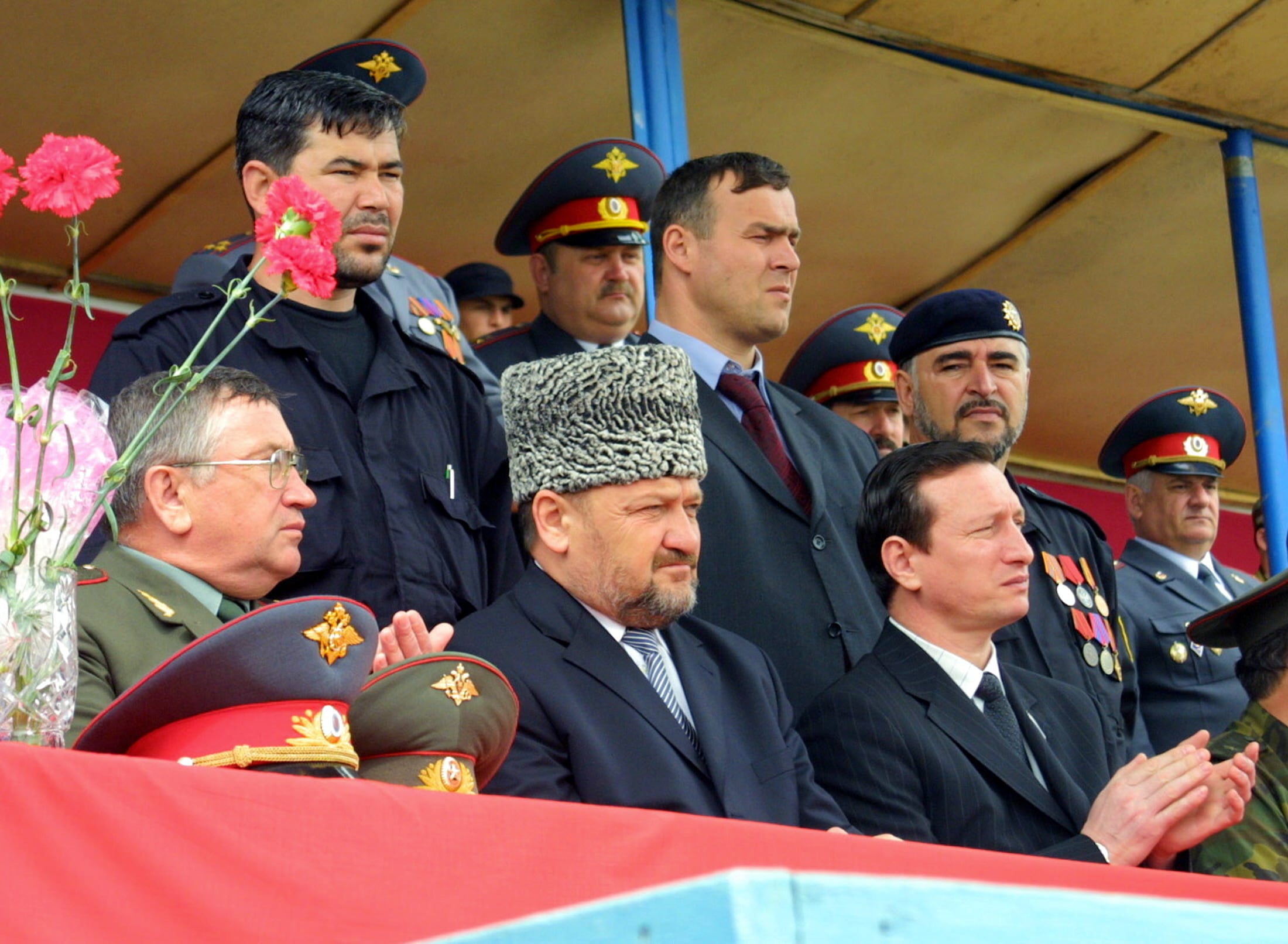 El presidente checheno Ajmat Kadirov , el general Valery Baranov comandante de las tropas rusas en Chechenia y Khusein Issayev, presidente del Consejo de Estado fotografiados minutos antes de la explosión de una bomba en un estadio de la capital chechena de Grozni, el 9 de mayo de 2004.