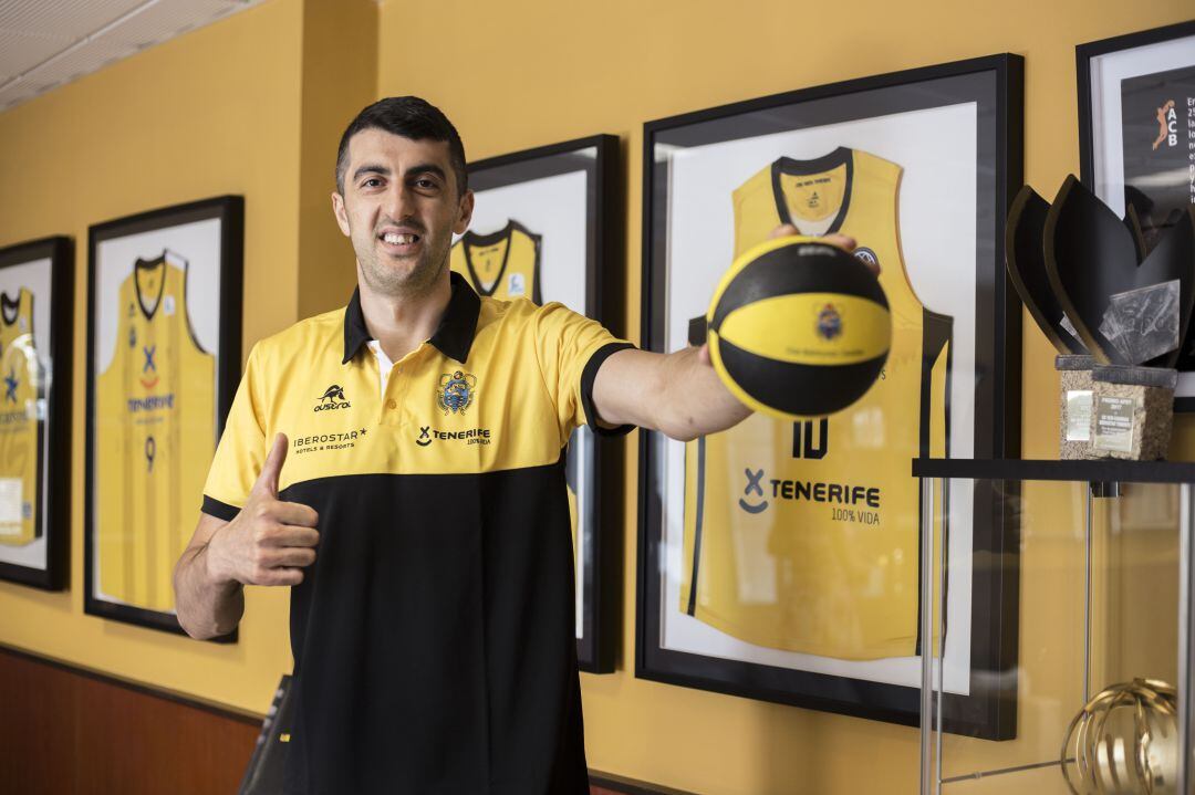 El nuevo pívot aurinegro ya luce los colores de su equipo 