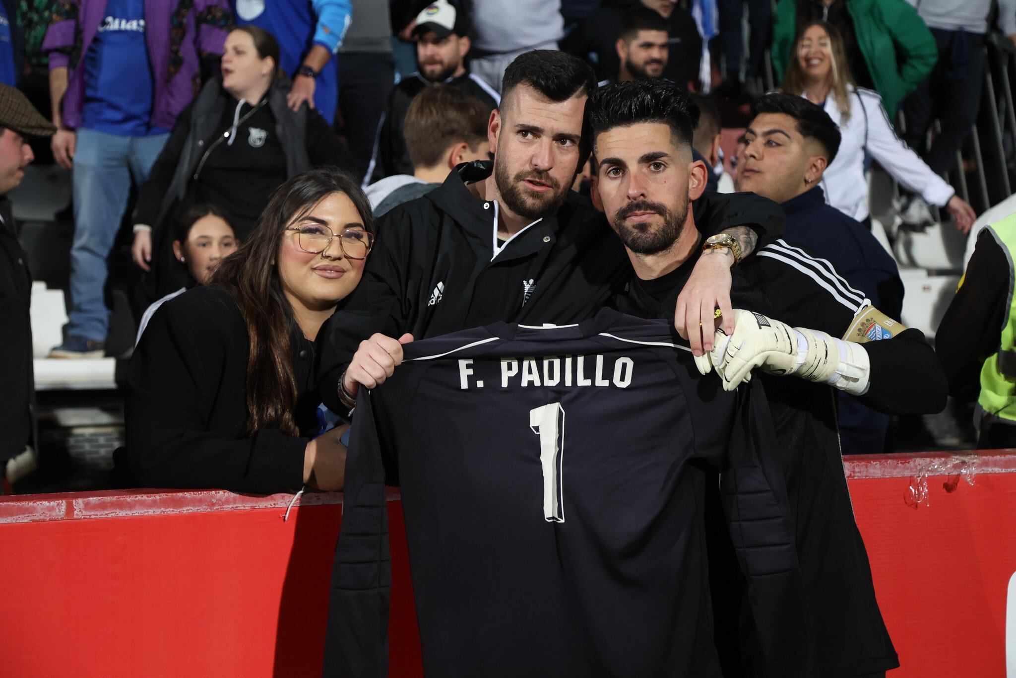 Isma Gil posa con una camiseta de Fabio Padillo, a quien el Xerez le dedicó al victoria