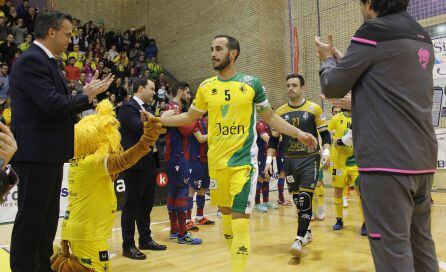 Boyis y Didac, en medio del pasillo que le hizo el Levante.