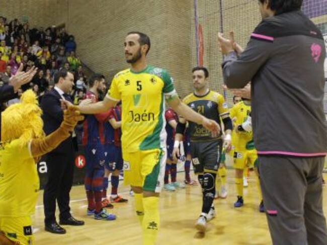 Boyis y Didac, en medio del pasillo que le hizo el Levante.