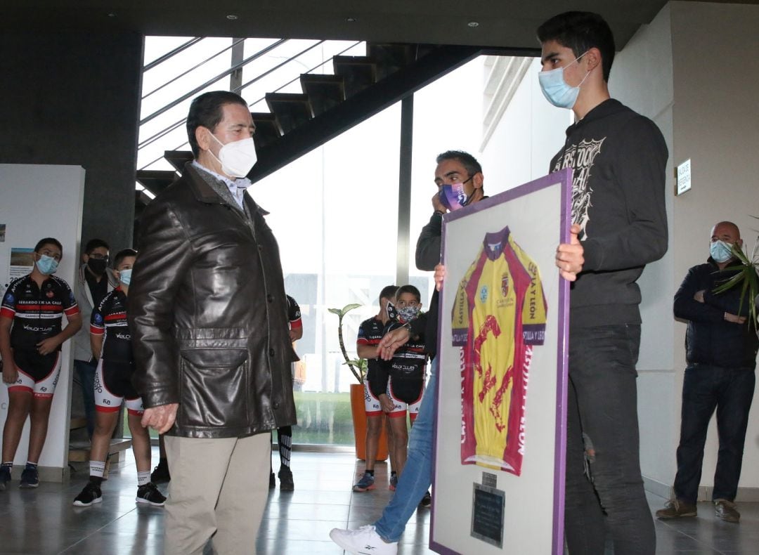 Gerardo de la Calle (i) recibe uno de los maillots logrados por Álvar Martín (BiciAranda), formado en la escuela Carmelo Miranda.