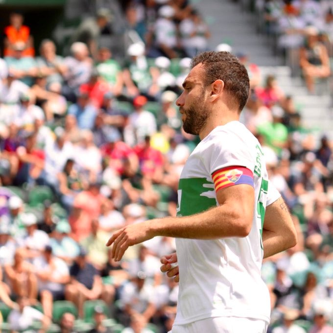 El capitán del Elche Gonzalo Verdú durante el partido ante Osasuna