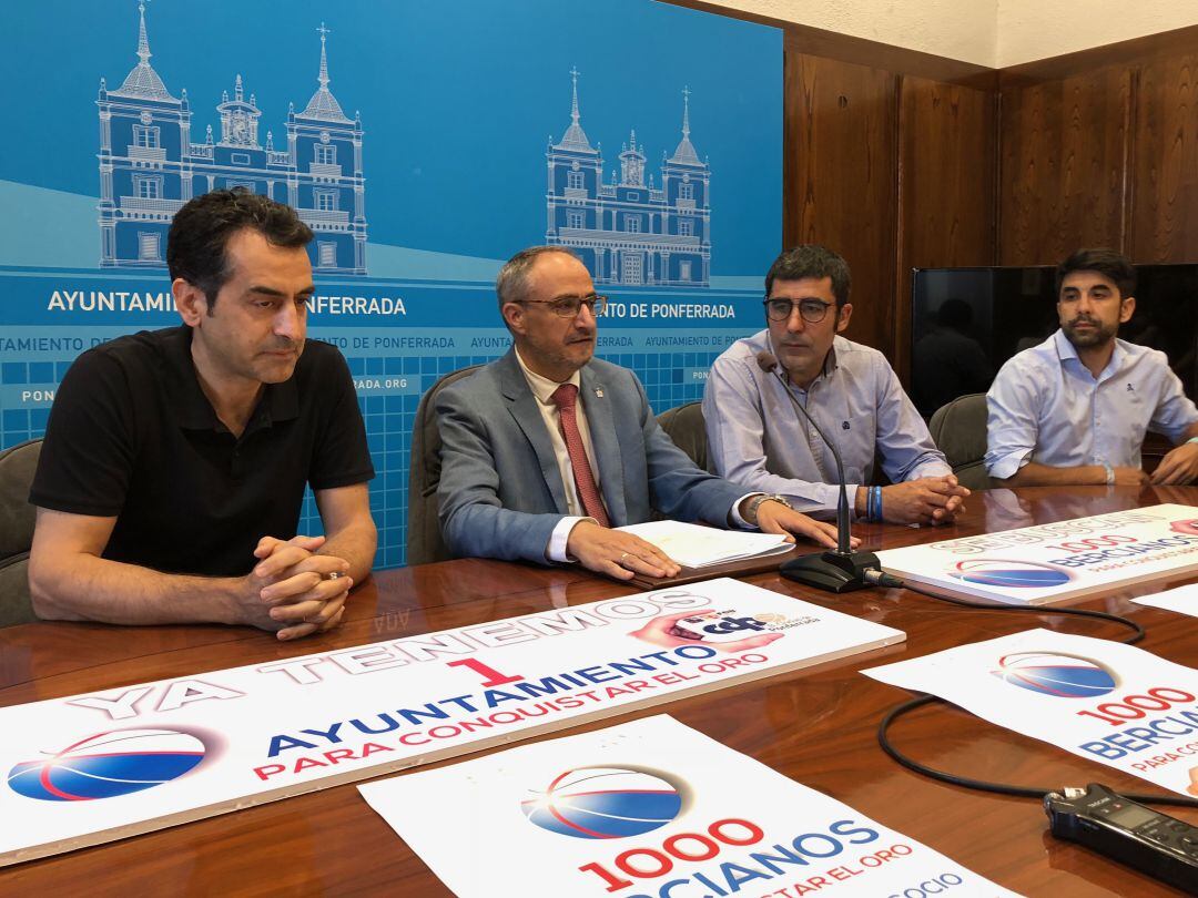 Olegario Ramón, alcalde de Ponferrada, y Oscar García, presidente del Baloncesto Ciudad de Ponferrada (ambos en el centro)