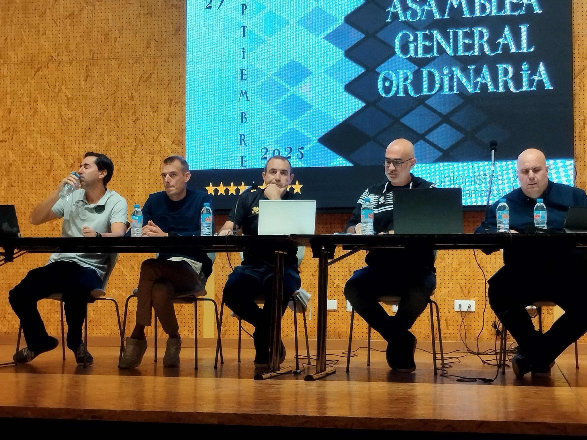 El presidente de Unionistas, Roberto Pescador, en el centro de la mesa junto al resto de directivos/Cadena SER