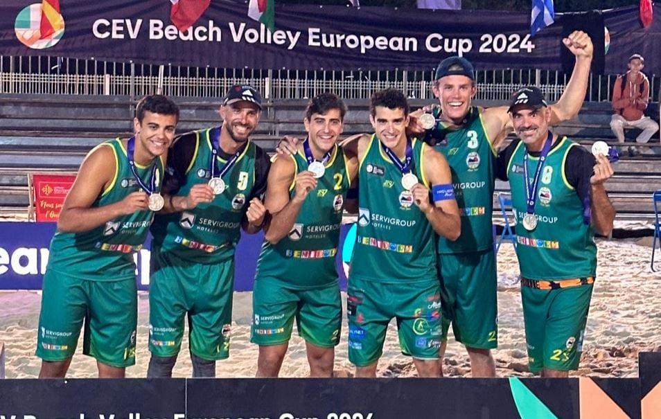 Los integrantes del Club Vóley Playa Poniente en el podio del Campeonato de Europa