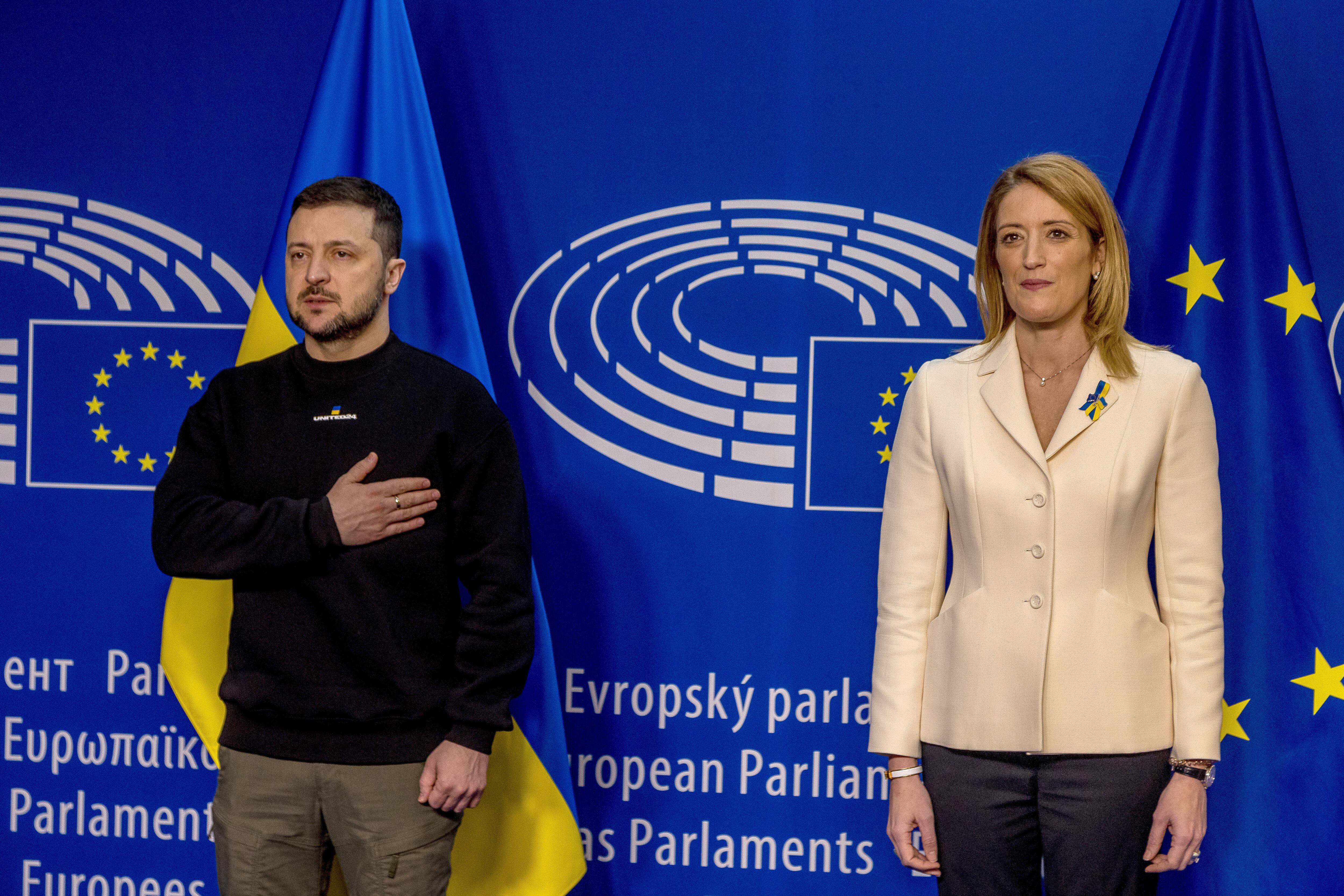 El presidente de Ucrania, Volodimir Zelenski, acompañado de la presidenta del Parlamento Europeo, Roberta Metsola, durante su visita del pasado 9 de febrero a Bruselas.