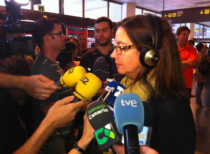 La directora de &#039;Hora 25&#039; atendiendo a los peridistas que les esperaban en el aeropuerto de Las Palmas.