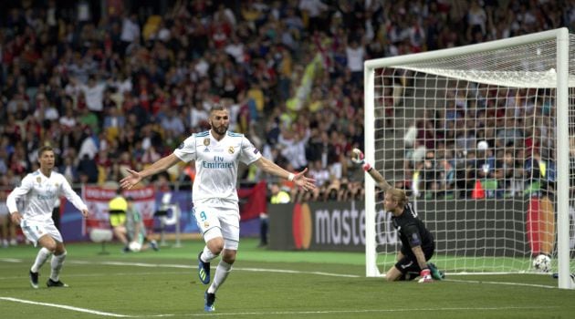 Benzema celebra el primer gol del Madrid tras el error garrafal de Loris Karius