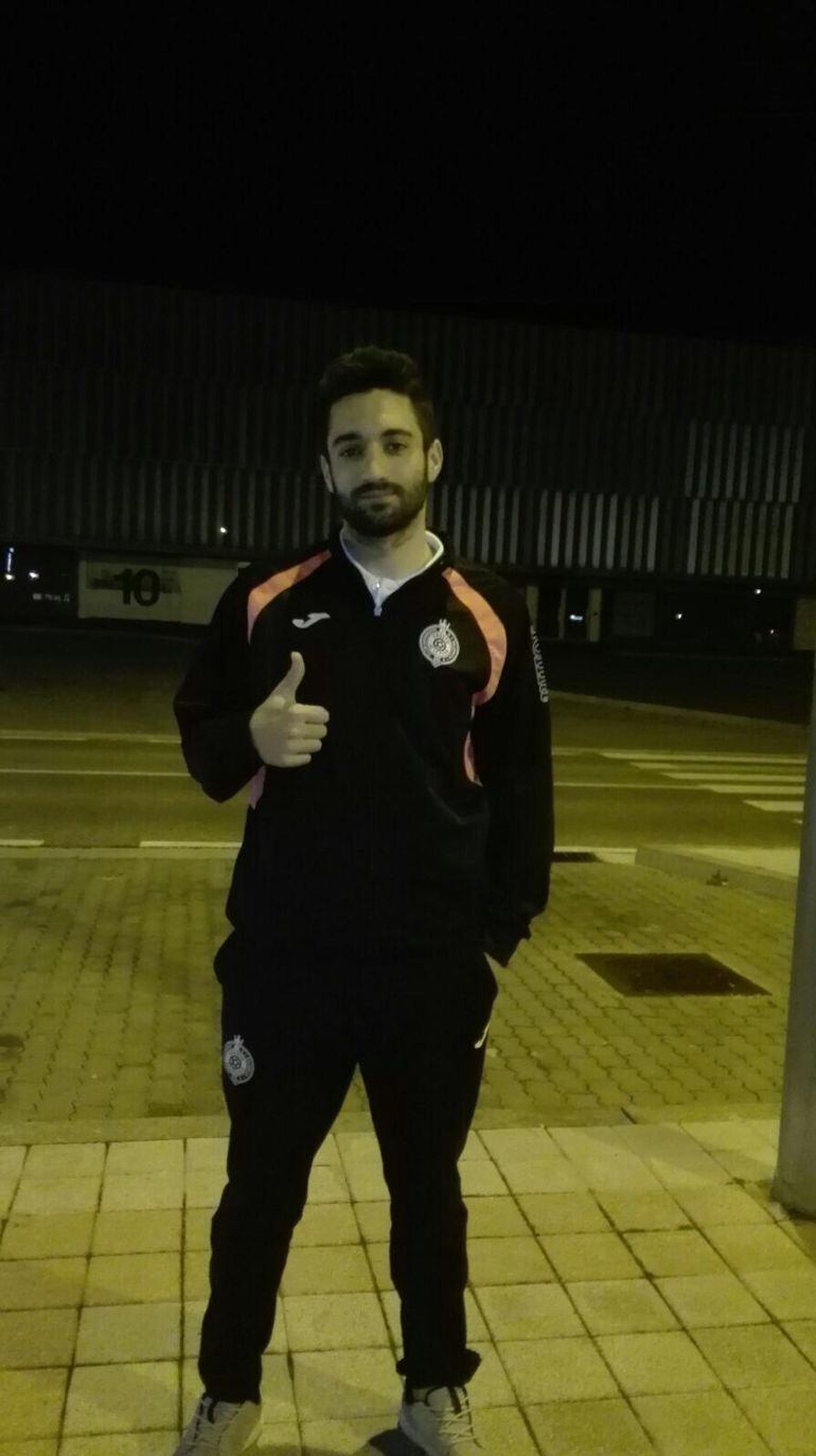 Jesús Torres posa orgulloso tras bajarse del bus a la vuelta de La Virgen del Camino