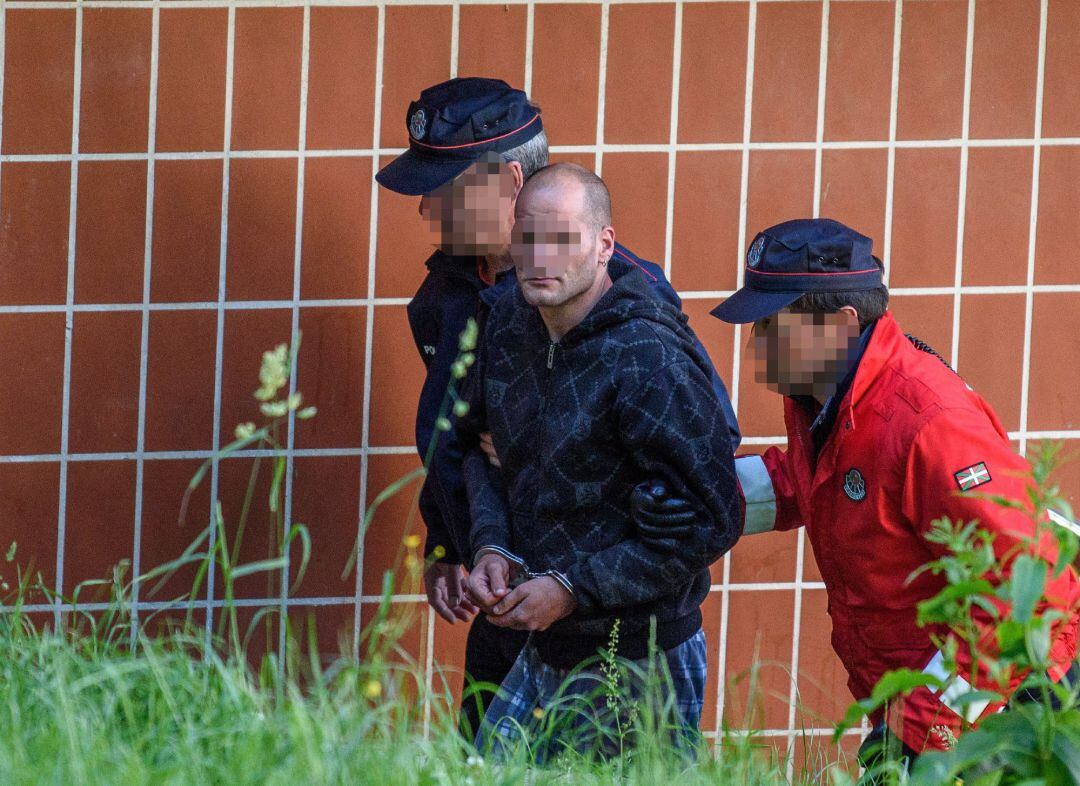 Efectivos de la Ertzaintza con el detenido