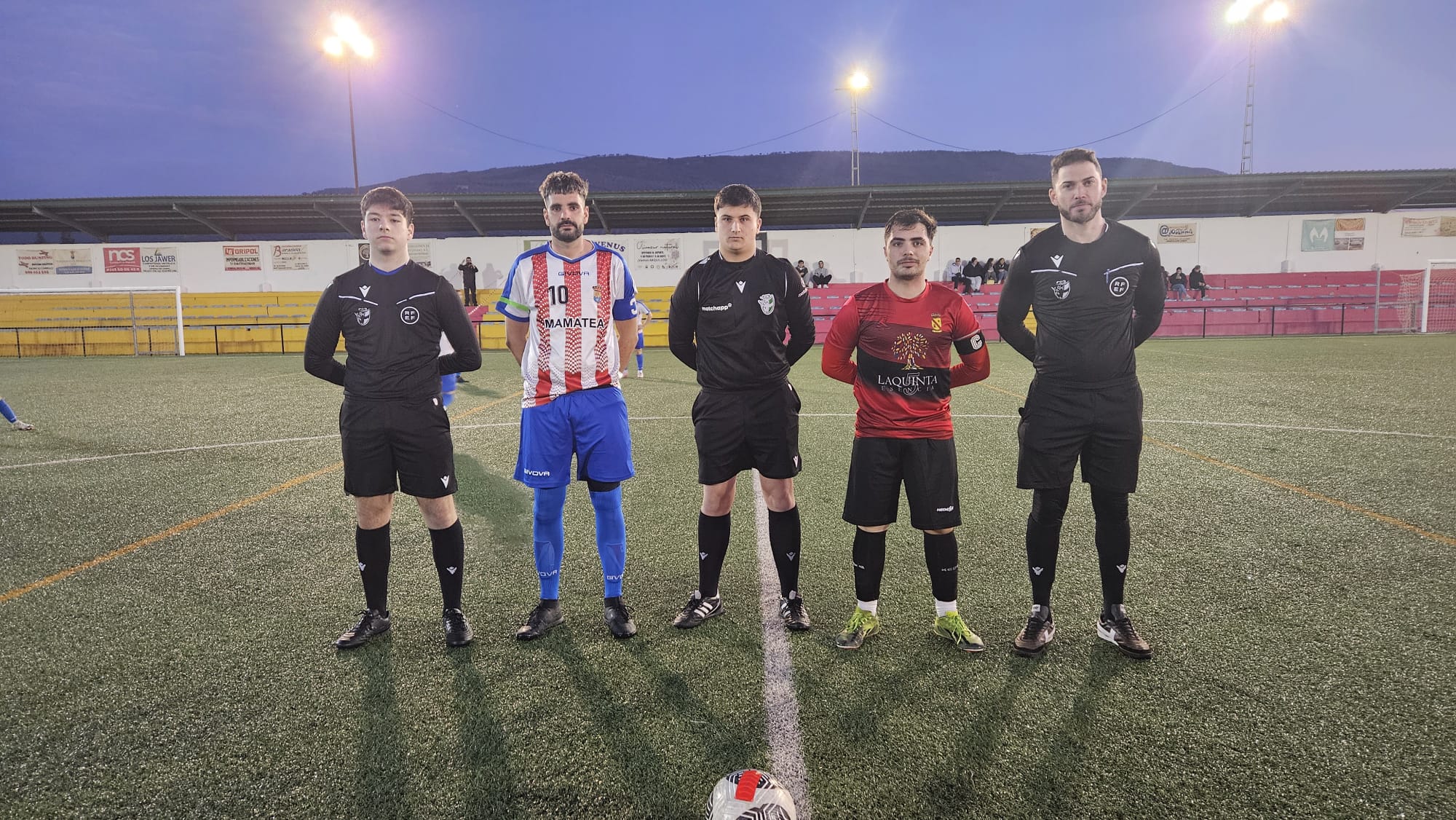 Trío arbitral y capitanes tras el sorteo inicial