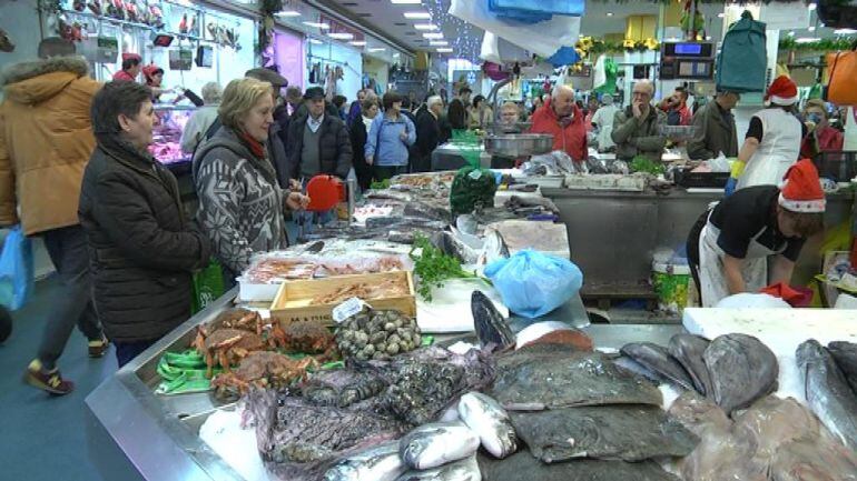 Decenas de personas apuran las horas para terminar de hacer la compra navideña