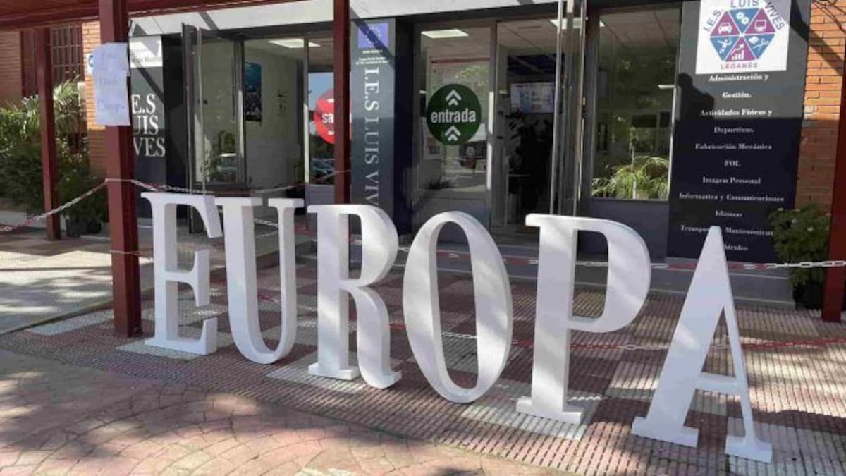 Miguel Ángel Recuenco, alcalde de Leganés, reconoce el papel del IES Luis Vives