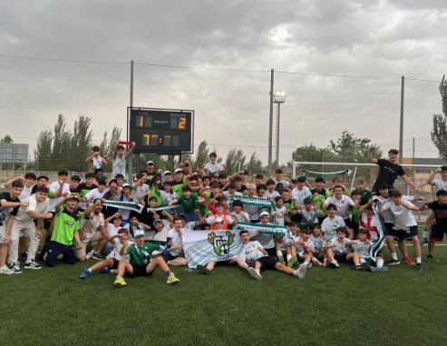 El CD Peñas Oscenses celebra el ascenso a División de Honor Infantil