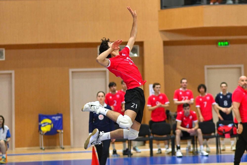 El deportista lidera a su selección en la victoria.