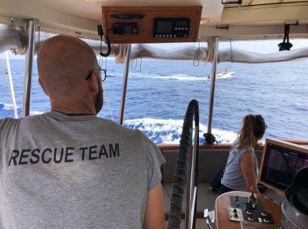 El equipo de rescate a bordo del barco