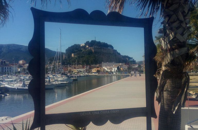 Uno de los marcos instalados al inicio de la zona de Marina el Portet.