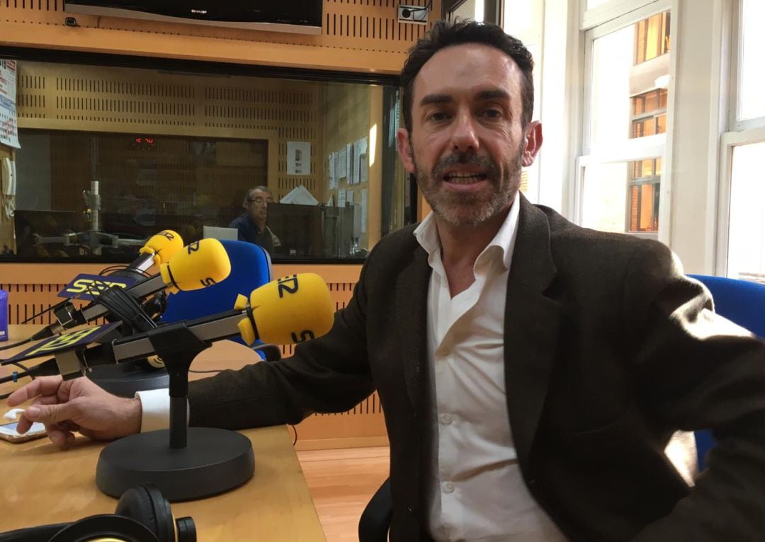 El periodista y actor Jesús Manuel Ruiz en los estudios de Radio Murcia