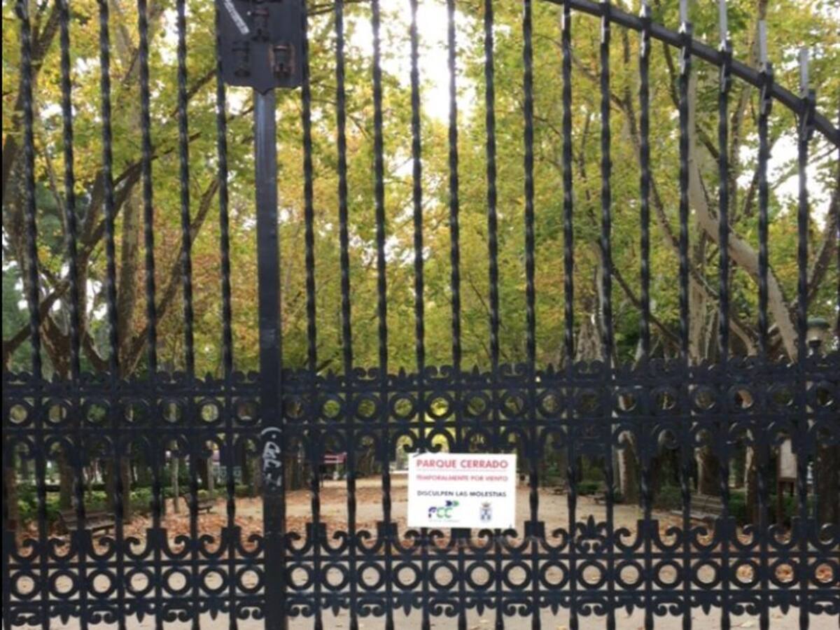 El parque Abelardo Sánchez de Albacete cerrado por el viento