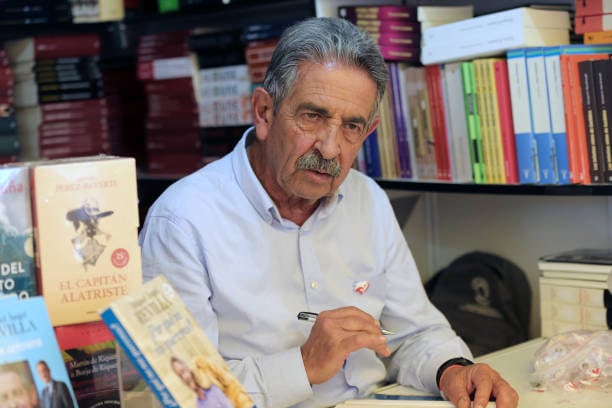 Miguel Ángel Revilla firma ejemplares en la Feria del Libro de Madrid (Photo By Isabel Infantes/Europa Press via Getty Images)