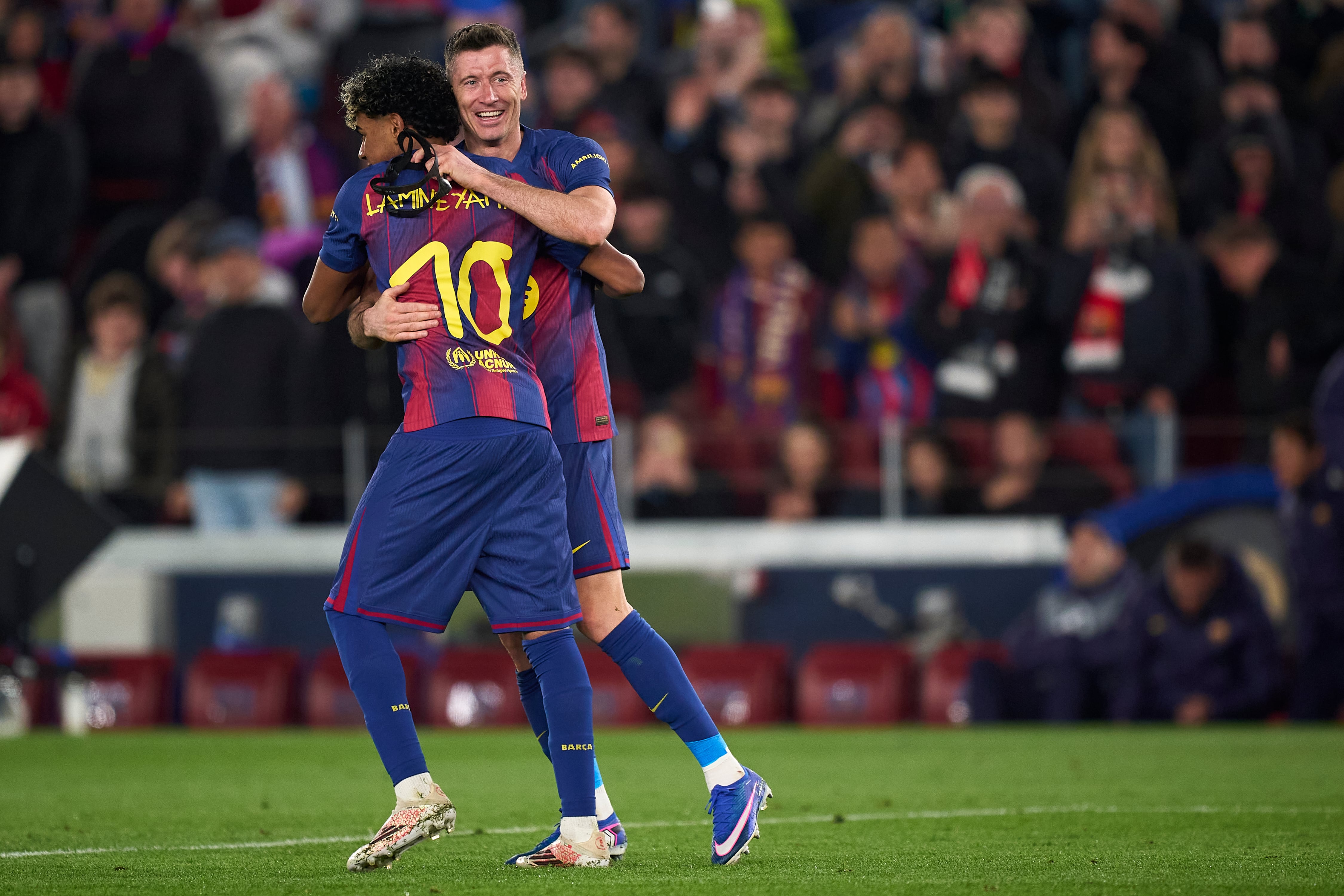 Robert Lewandowski y Lamine Yamal celebran un gol contra el Newcastle
