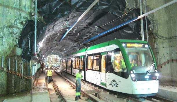 Operarios trabajan en los túneles del metro de Málaga