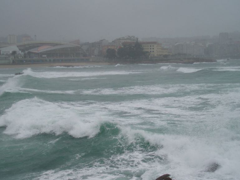 Fuerte oleaje en el paseo marítimo de A Coruña