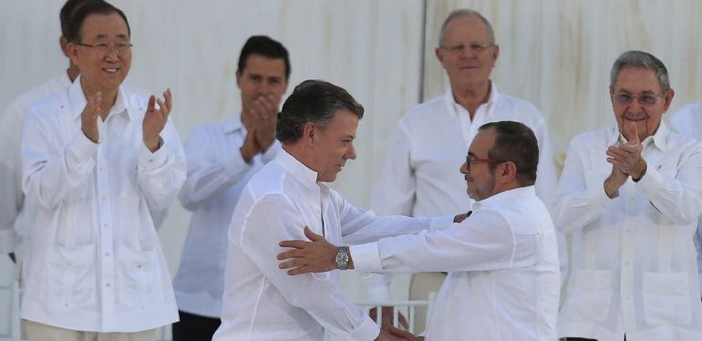 El presidente de Colombia, Juan Manuel Santos  y máximo líder de las Fuerzas Armadas Revolucionarias de Colombia (FARC), Rodrigo Londoño Echeverri , alias &quot;Timochenko&quot;, se saludan tras firmar el acuerdo de paz 