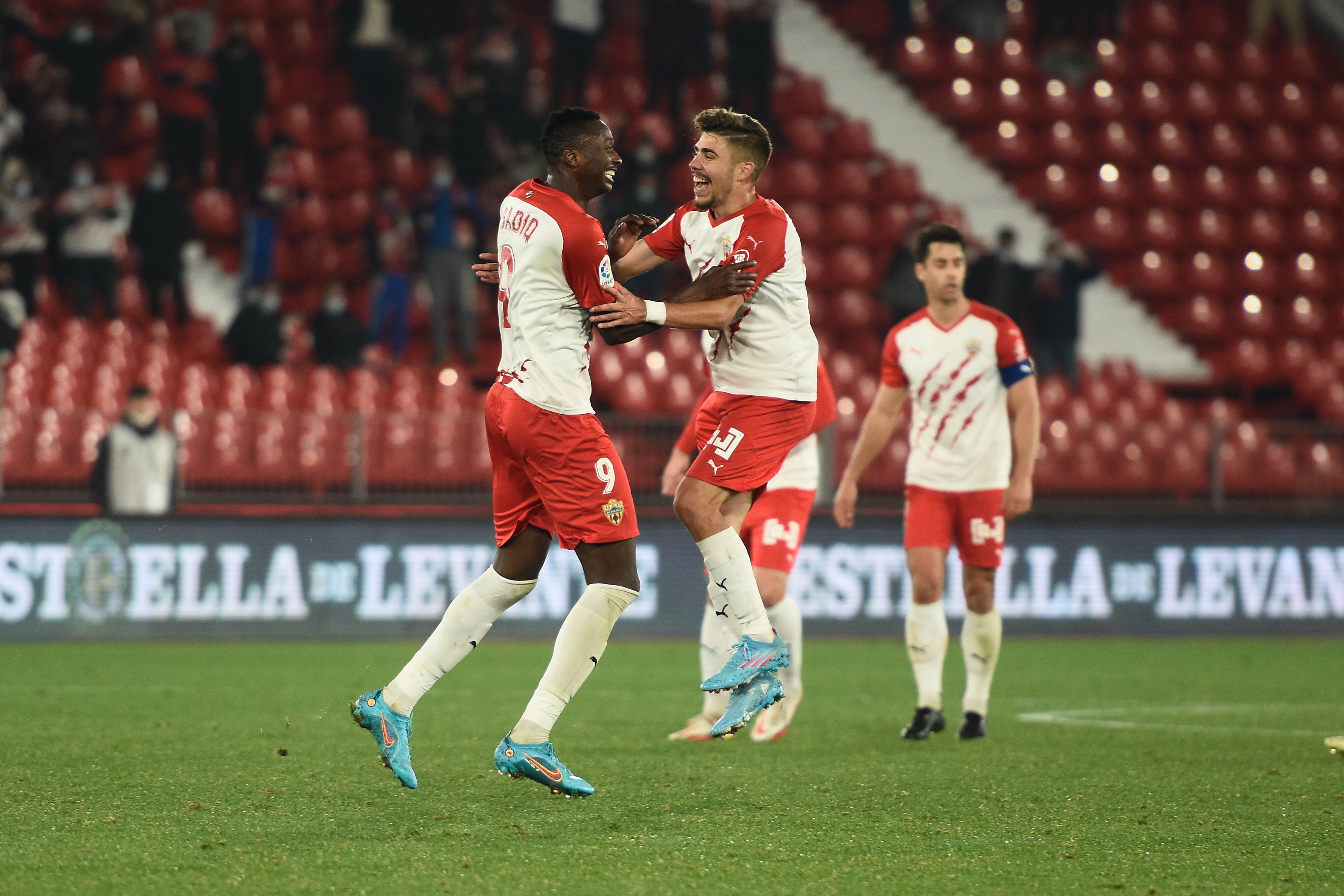 Celebrando su gol al Ibiza con Pozo.