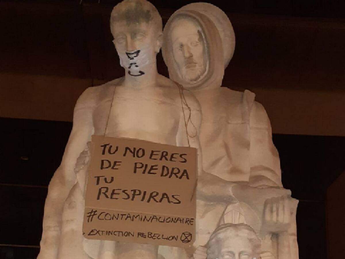 Numerosas esculturas de Murcia aparecen con mascarillas denunciando "la contaminación que soportamos"