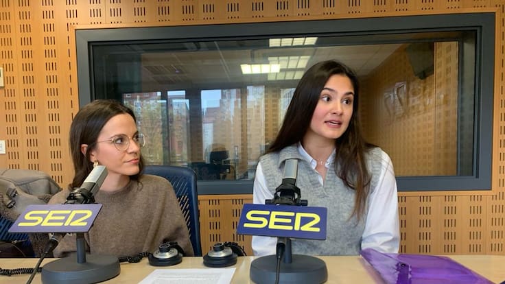 Dos matronas explican el proyecto por el que han ganado un premio en un congreso nacional