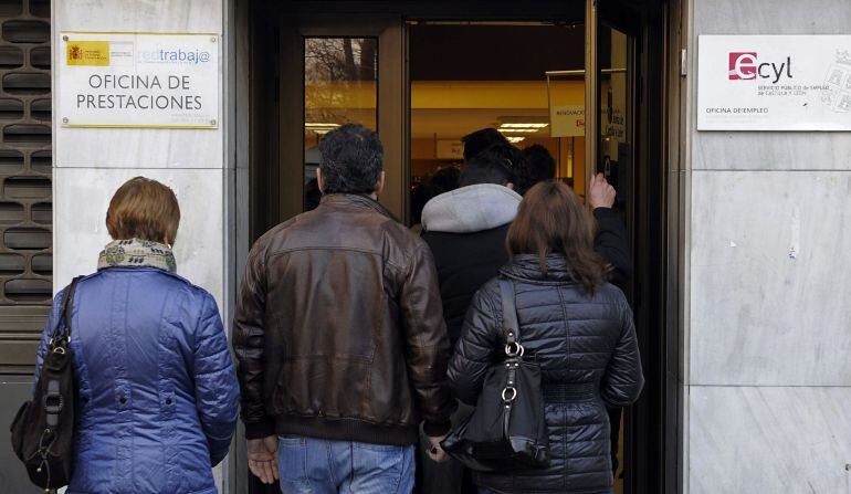 Varias personas aguardan en la puerta de una oficina de empleo en Valladolid