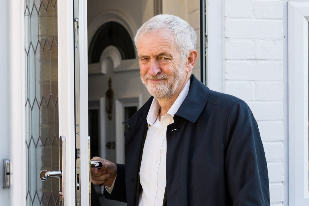 El líder del Partido Laborista británico, Jeremy Corbyn, sale este lunes de su residencia en el norte de Londres, Reino Unido.