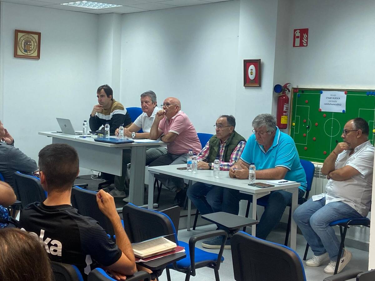 La Federación Aragonesa de Fútbol planifica la temporada con los clubes de la provincia