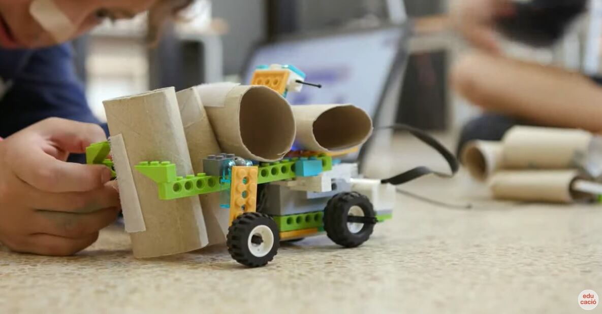 Alumnes de primària fan un taller de robòtica amb material reciclat