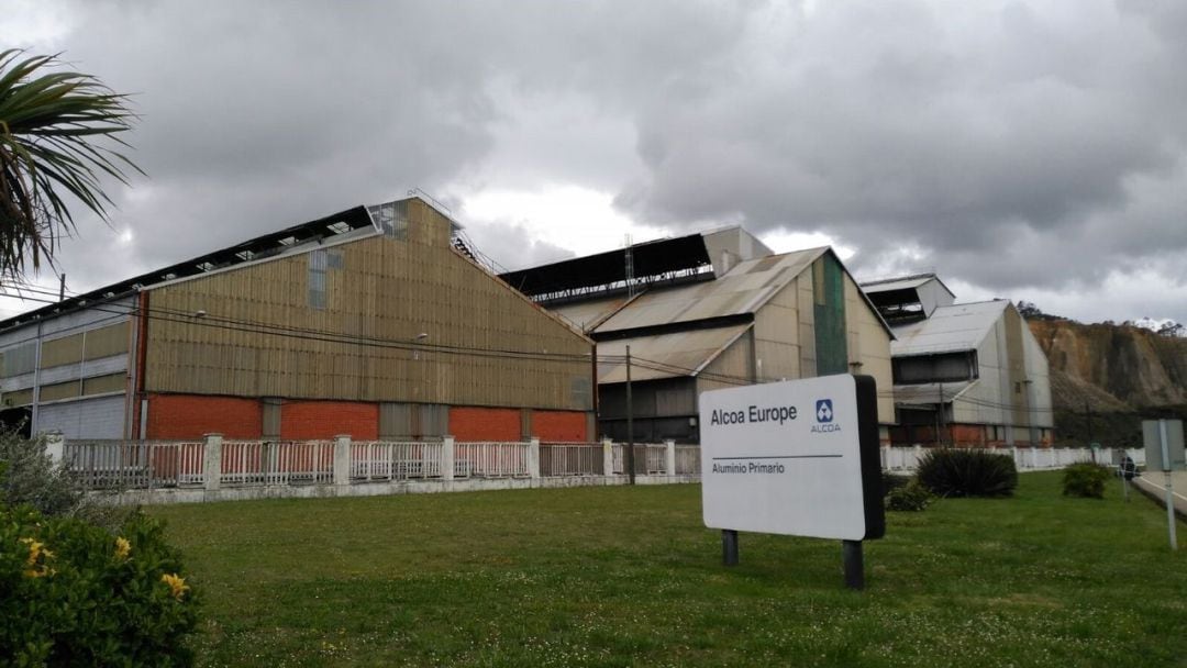 Exterior de la planta de Alu Ibérica-antigua Alcoa-en San Balandrán.