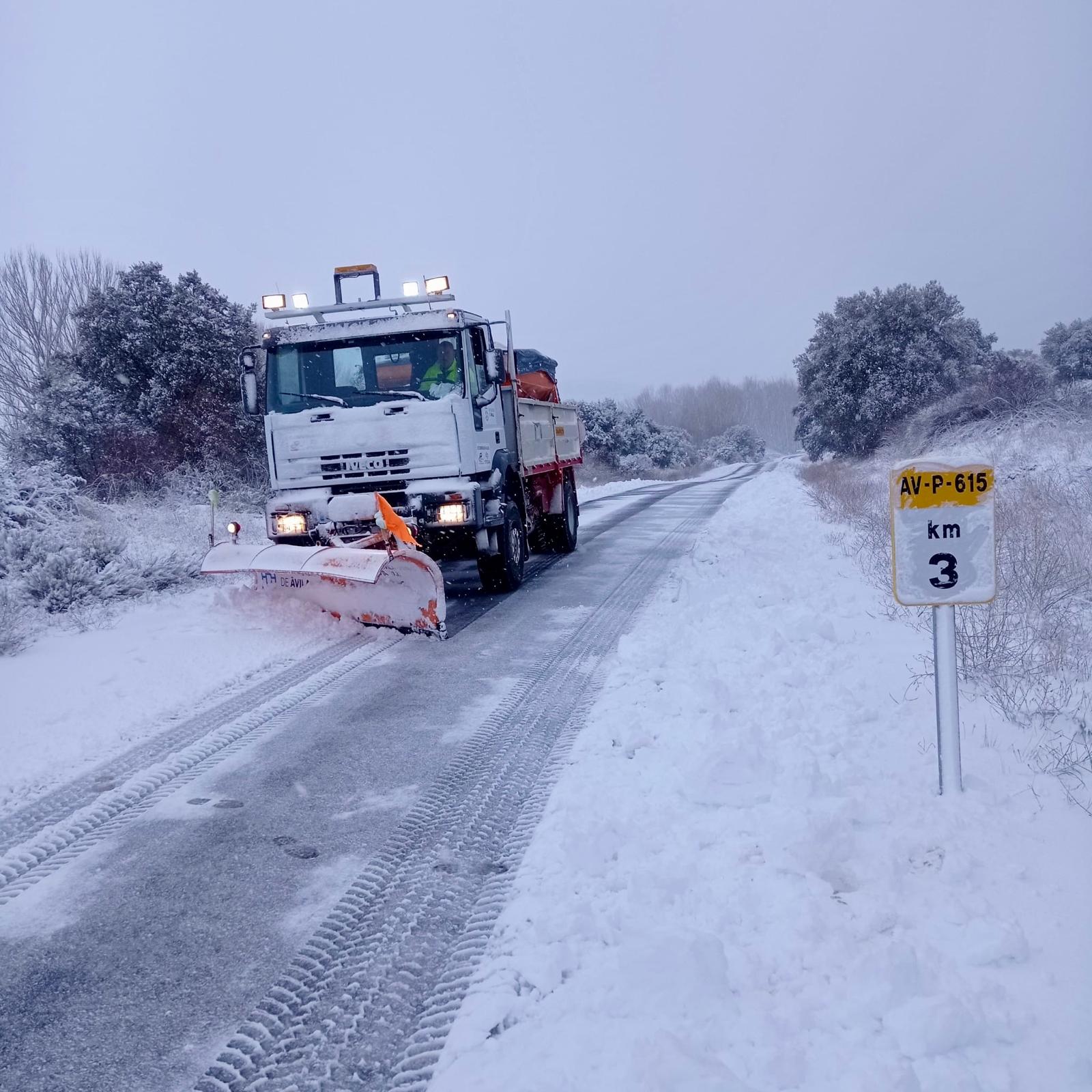 Máquina quitanieves trabajando en  en la zona de Gallegos de Altamiros. /Diputación de Ávila