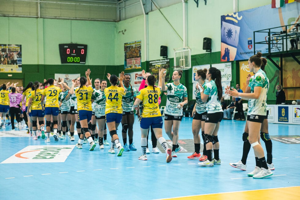 Las jugadoras de Rocasa y Elche Atticgo se saludan antes del partido que se jugó en Telde