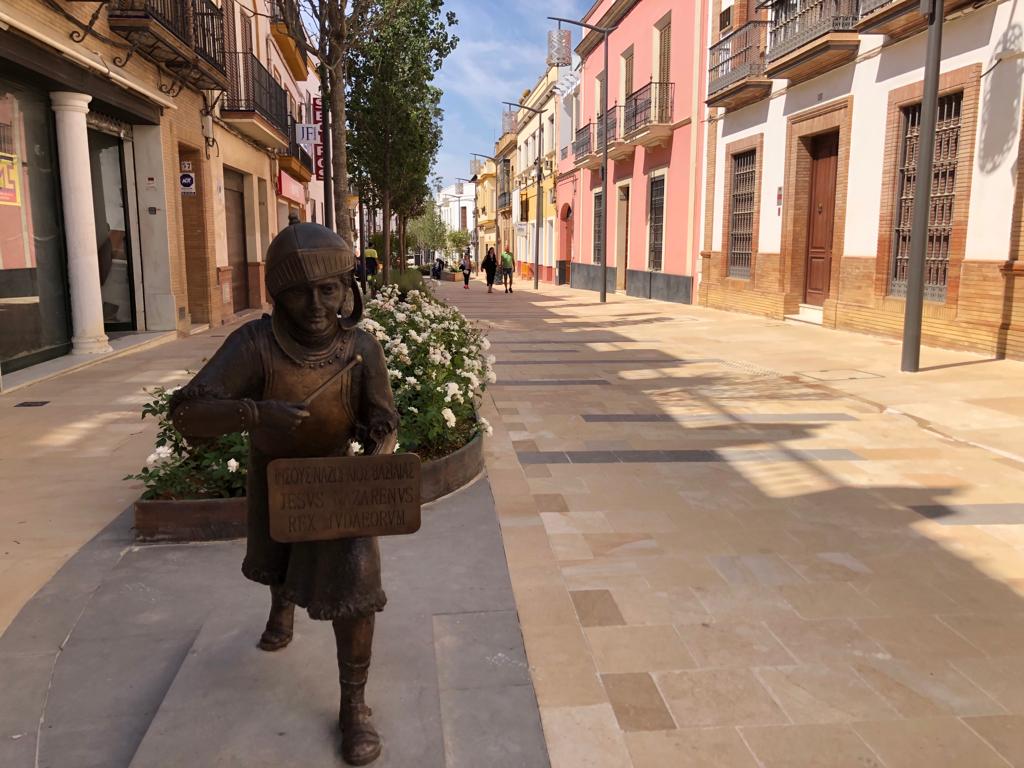 Aspecto de la calle de La Mina ya reurbanizada (Alcalá de Guadaíra)